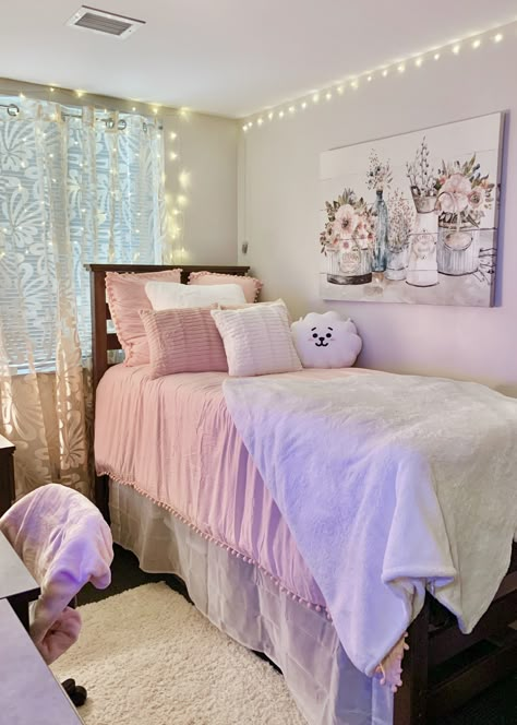 Pink White And Grey Dorm Room Ideas, Pink And White College Dorm, Girly Dorm Room Ideas Pink, Pink And White Dorm Room Aesthetic, Feminine Dorm Room Ideas, Pastel Pink Dorm Room, Pink And White Dorm Room Ideas, Pink And Gray Dorm Room, Light Pink Dorm Room Ideas