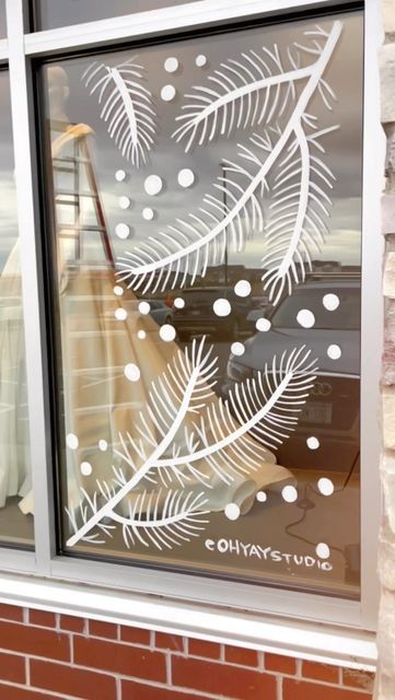 Winter Window Painting Simple, Winter Decor Window, Winter Shop Window Display, Winter Painting On Window, Painted Holiday Windows, Easy Winter Window Painting, New Years Window Display, Winter Window Chalk Art, Winter Windows Paint