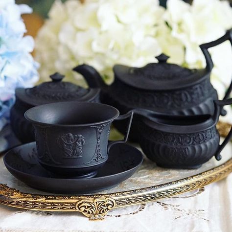 Pure black Wedgwood teapot + milk/sugar plus the matching teacup! #antique… Black Basalt, Tea Cups And Saucers, Goth Home Decor, Pure Black, Love Coffee, Tee Set, Dining Table Set, Gothic Home Decor, Cups And Saucers