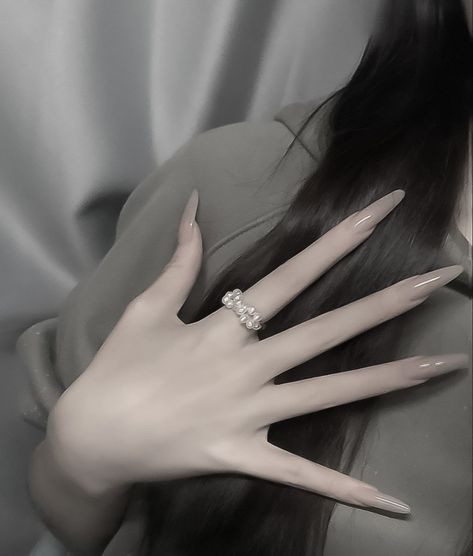 Korean Hands Aesthetic, Long Fingers Aesthetic, Long Slim Fingers, Long Elegant Nails, Hand Claim, Middle Nails, Model Hands, Best Costumes, Quartz Nails