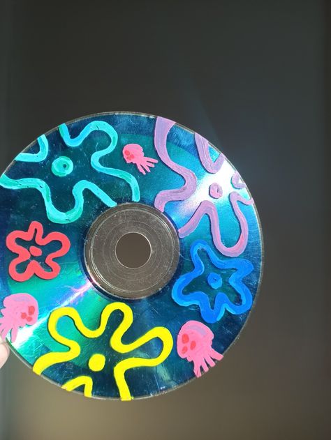 Clear Disc Painting Ideas, Disc Diy Ideas, Paint On Disk, Dvd Ideas Diy, Painted Cds Grunge, Drawing On Disk, Dvd Decoration, Cd Disk Art, Disk Painting Ideas