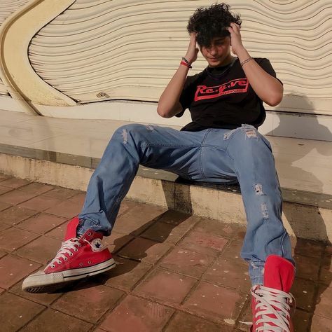 Red Converse Outfit Men, 90s Men Outfits, Dark Red Converse, Dude Outfits, Red Sneakers Outfit, Red Converse Outfit, Mens Photoshoot, Bald Men Style, Converse Outfit