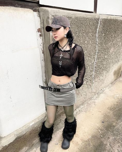 Fitted Harajuku Mini Skirt For Streetwear, Harajuku Mini Skirt For Summer, Mini Skirt Outfit Subversive, Harajuku Mini Skirt For Streetwear, Black Fitted Harajuku Mini Skirt, Rave Fashion, Aesthetic Grunge Outfit, Plain Outfits, Fashion Corner