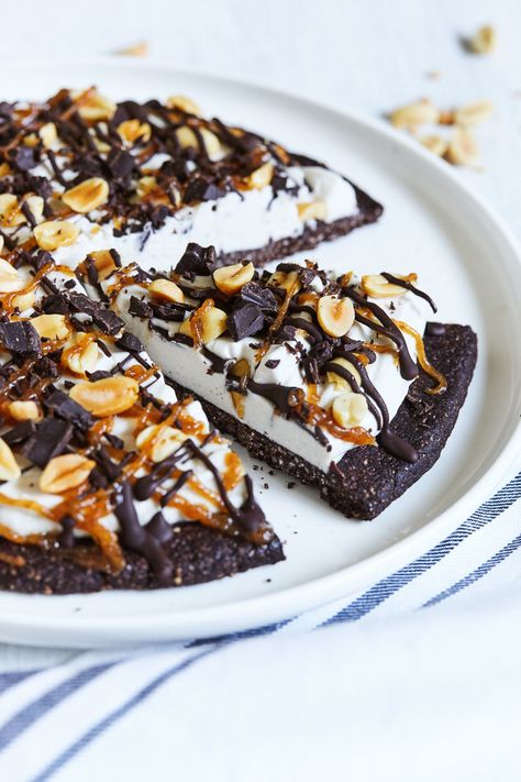 Chocolate Caramel Ice Cream Pizza // Natural Girl Modern World // Vegan & Gluten Free Hazelnut Crust, Pizza And Ice Cream, Ice Cream Pizza, Dessert Pizza Recipes, Cookie Pizza, Caramel Ice Cream, Chocolate Crust, Make Ahead Desserts, Gateaux Cake