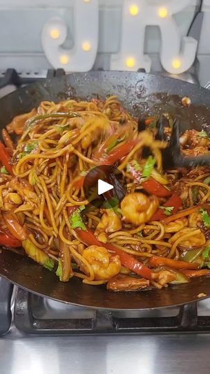 Lomein Recipes, Shrimp Lo Mein, Comfort Food Recipes Casseroles, Chipotle Pasta, Shrimp Pasta Salad, Chinese New Year Food, New Years Dinner, Chinese Foods, Shrimp Dinner