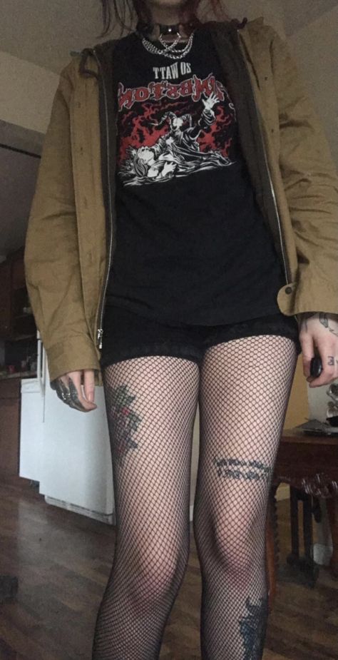 Fishnets And Oversized Shirts, Shorts With Fishnets Outfits Grunge, Fishnet Top Outfit Grunge, Fish Net Tights Outfit Grunge, Fishnets Aesthetic Grunge, Baggy Shirt, Baggy T-shirt, Big Shirt, Streetwear Fits