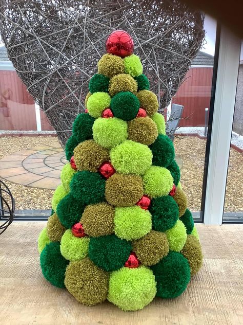 Pompon Christmas Tree, Pompon Christmas Decoration, Wool Diy Crafts, Diy Christmas Pom Pom, Pompom Christmas Tree, Pompom Tree, Pom Pom Christmas Tree, Christmas Pom Pom Crafts, Pinterest Christmas Crafts