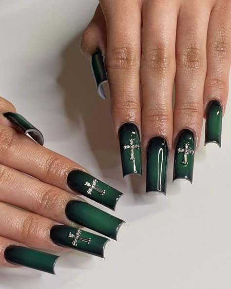 Lizbeth✨ (@_nails.byliz_) • Instagram photos and videos Hunters Green Nails, Black And Forest Green Nails, Dark Green Aesthetic Nails, Green Nails 2024, Black And Green Nails Acrylic, Green Swirl Nail, Green And Black Nail Designs, Moss Green Nails, Long Green Nails