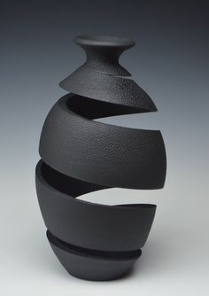 Michael Boroniec pushes the boundaries—literally!—of traditional ceramic vessels. Wheel Thrown Sculpture, Clay Forms, Ceramic Forms, Pottery Form, Sculptures Céramiques, Pottery Handbuilding, Topsy Turvy, Ceramic Techniques, Traditional Ceramics