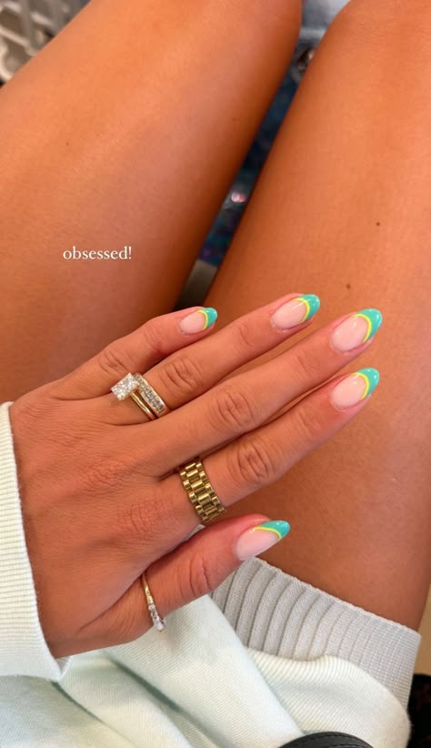 Sun French Tip Nails, Cute Nail Ideas Back To School, Summer Nails 2024 Acrylic, Nails Ideas For Summer 2024, Short Neutral Summer Nails, Recruitment Nails Sorority, Europe Trip Nail Ideas, Back To School Nails For Teens 2024, Multicolor French Tips