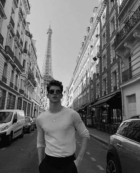 Paris Instagram Pictures, Paris Photo Ideas, Men Fashion Photoshoot, Photography Men, Male Models Poses, Mens Photoshoot Poses, Portrait Photography Men, Men Photoshoot, Paris Pictures