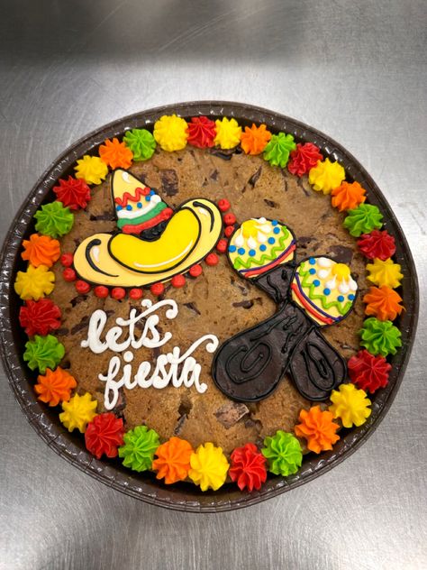 Fiesta Cookie Cake, Mexican Cake Decoration, Cinco De Mayo Cake Ideas, Tulip Cake, Cookie Cake Decorations, Pull Apart Cupcake Cake, Pull Apart Cupcakes, 5 De Mayo, Mexican Party Theme