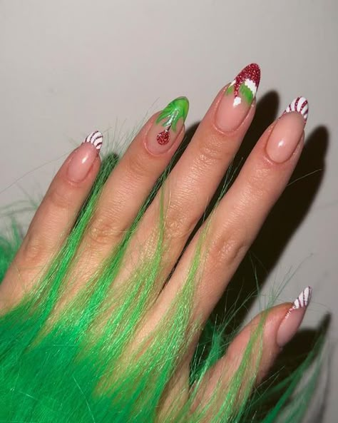 Christmas Nails 2022, Grinch Nails, Nail Art Noel, Christmas Manicure, Holiday Nail Designs, Cute Christmas Nails, Christmas Nails Easy, Nails 2022, Seasonal Nails