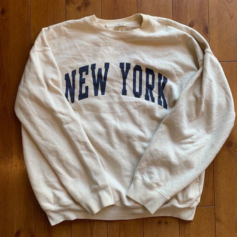 Nwot Brandy Melville Cream New York Crewneck Sweatshirt One Size Oversized Fits Like A Large #Brandy #Cute #Aesthetic #Johngalt #Newyork #Sweatshirt #Crewneck #Y2k #Thatgirl #Oversized #Baggy #Large New York Clothes, Brandy Melville Cropped Hoodie, 8th Grade Outfits, New York Crewneck, Crewneck Aesthetic, Cream Crewneck, Grey Zip Hoodie, Black Cropped Sweater, Brandy Melville Jacket