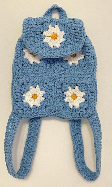 Granny Square Purse DIY: Perfect for Beginners Daisy Backpack, Crochet Drawstring Bag, Mochila Crochet, Crochet Backpack Pattern, Hello Kitty Crochet, Free Crochet Bag, Crochet Backpack, Crochet Bag Tutorials, Crochet Handbag