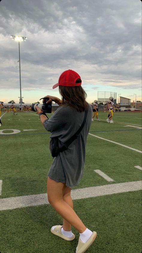 Sports Career Aesthetic, Sports Photographer Outfit, Sport Management Aesthetic, Job Aesthetic Woman, Sports Social Media Manager Aesthetic, Women In Sports Journalism Aesthetic, Women In Sports Marketing, Sports Marketing Aesthetic, Women In Sports Journalism