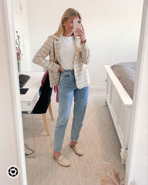 Jeans Mules Outfit, Mule Flats Outfit Work, Work Mules Outfit, Business Casual With Mules, Outfit Ideas With Mules Flats, White Loafer Mules Outfit, Loafers Mules For Women Outfit, Fall Outfits Mules, Cream Mules Shoes Outfit