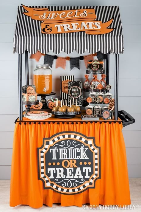 Trick Or Treat Table, Halloween Block Party, Halloween Candy Bar, Postres Halloween, Fiesta Halloween, Dulces Halloween, Treat Table, Halloween Movie Night, Candy Cart