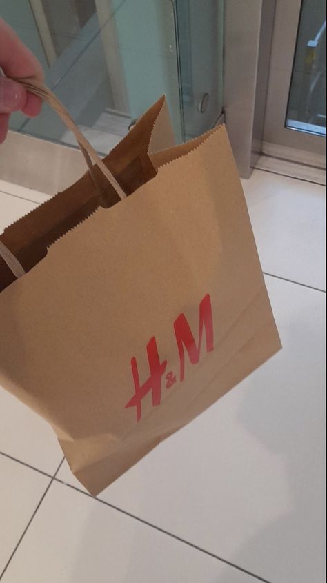 H&m Instagram Story, H&m Paper Bag Aesthetic, H And M Bags, H&m Bag Snap, Market Snapchat Stories, H&m Photoshoot, Shopping Pictures Bags, H And M Snap, H And M Aesthetic