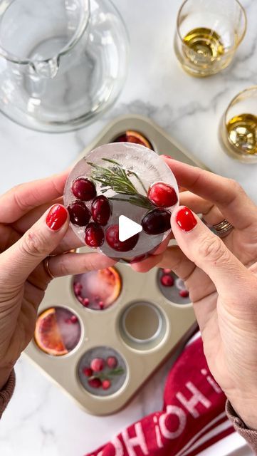 Alaura Berry on Instagram: "Holiday Ice Cubes ❄️🧊🎄  This hack makes the perfect large ice cubes for a pitcher of water or mixed cocktail at your Holiday Party! They elevate a simple drink & make your guests feel extra special AND refreshed. You can even add one ice cube to each cup since these tend to melt slower than smaller ice cubes or add it to your cocktail🍹  To make these large ice cubes: Grab your cupcake tin and add an assortment / combination of: • cranberries  • pomegranate seeds • blood orange  • rosemary  to each mold. Fill each with water or whatever you’re planning to use to make your drink and pop the tray in the freezer. You can even add edible flowers or edible glitter to make things extra fancy 💫🌸  To remove the cubes:  Place a dish towel on your counter and tap the Holiday Party At Home, Drinks Stand, Fancy Ice, Christmas Cocktail Party, Kitchen Hack, Xmas Dinner, Christmas Entertaining, Christmas Brunch, Xmas Food