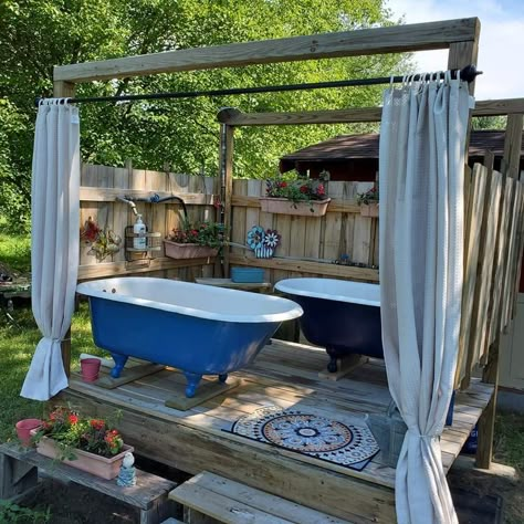 Outdoor Shower Diy, Outdoor Bathtub, Outdoor Bathroom Design, Outdoor Tub, Outdoor Baths, Tub Ideas, Outdoor Bath, Outdoor Bathrooms, Bloxburg House Ideas