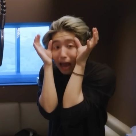 meme funny face 「Social Path (feat. LiSA)」 Recording Making Movie Skz Scream Face, Han Jisung Meme Funny, Han Memes Funny, Han Pfp Funny, Han Jisung Disgusted Face, Han Confused, Han Funny Face, Han Jisung Funny Face, Stray Kids Funny Face