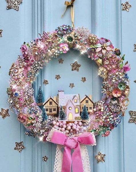 Christmas Wreath Vintage, Upcycle Wreath, Vintage Ornament Wreaths, Retro Christmas Wreath, Vintage Christmas Ornament Wreath, Vintage Plastic Christmas Wreath, Ornament Wreath Diy, Jewelry Tree Craft, Vintage Kitsch Wreath