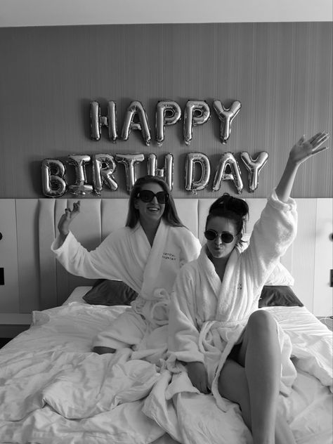 Best way to spend birthday with your bff #bff#bestfriends#bestfriend#birthday#love#friendship#newyork#lovely#cute#girls#girl#hotel#halloween#pretty#friendshipgoals#goals#happy#happines#classy#beautiful#heartstopper Birthday At Hotel Room, Birthday Party In Hotel Room, Hotel Birthday Parties Ideas, Bestie Hotel Pics, Duo Birthday Party Ideas, Hotel Birthday Aesthetic, Hotel Birthday Pictures, Friends Birthday Pictures, Birthday Sleepover Ideas For Adults