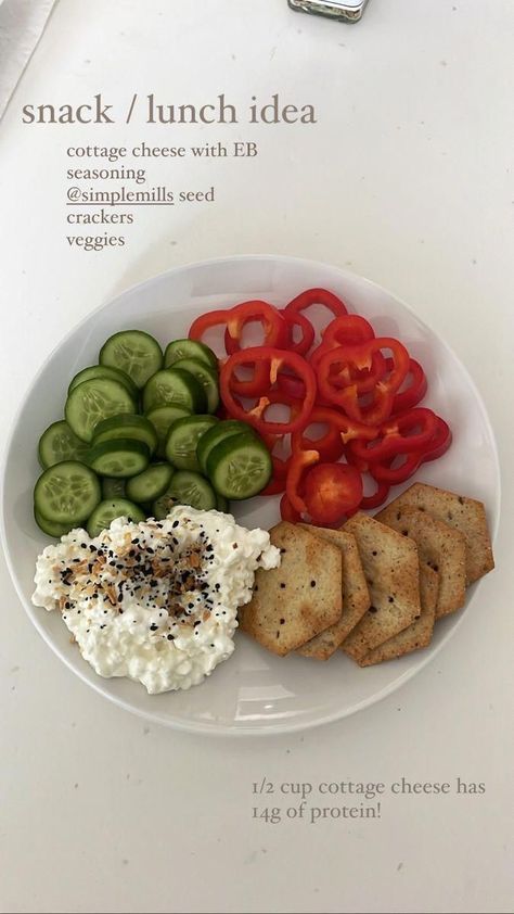 Healthy Snacks With Crackers, Cheese And Cracker Snack Ideas, Healthy Meals With Feta Cheese, Cheese And Cracker Lunch, Simple Healthy Protein Meals, Simple Work Snacks, Cheese And Cracker Lunch Ideas, Healthy Summer Lunches For Kids, Cottage Cheese And Peppers