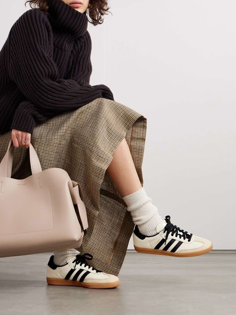 Low Sneakers Outfit, Chic Travel Outfit, Parisian Outfit, Adidas Outfit Women, Adidas Samba Outfit, Samba Shoes, Samba Outfit, Adidas Shoes Originals, Sneaker Outfits