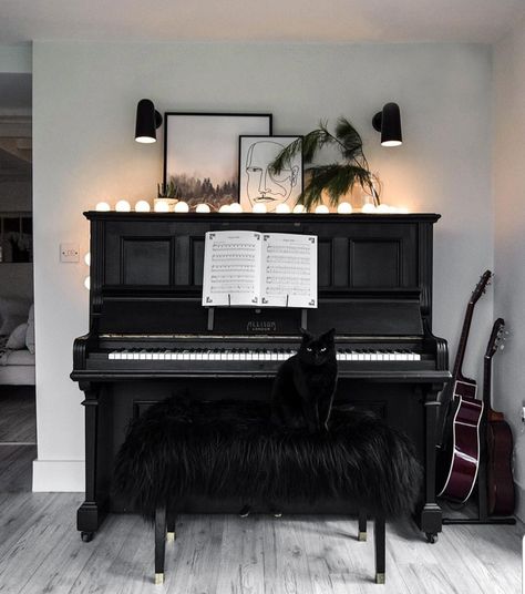 Piano Living Room Decor, Black Piano Living Room, Black Piano Decor, Piano Makeover Ideas, Upright Piano Decor, Piano Styling, Piano Room Decor, Musician Room, Piano Living Rooms