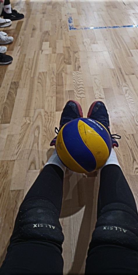 #volley #volleyball #mikasa #sport #volei Volleyball Aesthetic, Sport Volleyball, Volleyball Pictures, Hijab Aesthetic, Volleyball, بلاك بينك, Anime