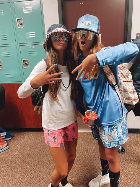 Duo Outfits For Spirit Week, Preppy Spirit Day, Hat Day Spirit Week, Iconic Duo Day Spirit Week, Preppy Halloween Costume 2 People, Spirt Week Dynamic Duo, Duo Day Spirit Week Best Friends, Dynamic Duo Costumes Friends School, Teen Girl Duo Costumes