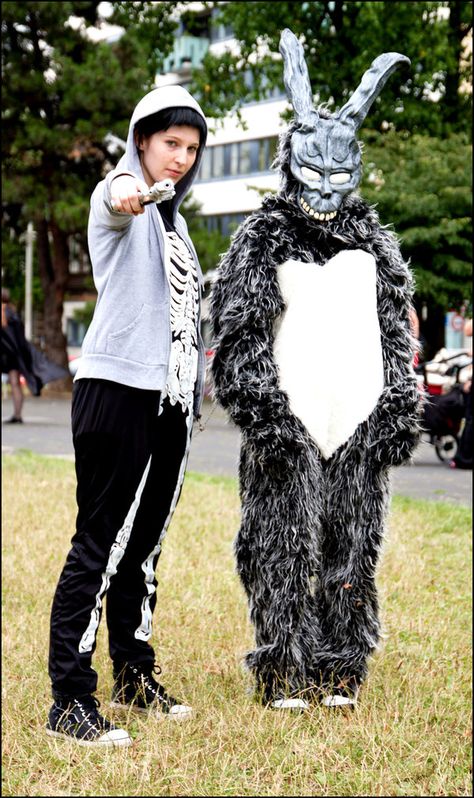 Donnie Darko Couple Costume, Donnie Darko Cosplay, Donnie Darko Halloween, Donnie Dark, Donnie Darko Costume, Cricket Outfits, Halloween Ideias, Halloween Fright Night, Rabbit Mask