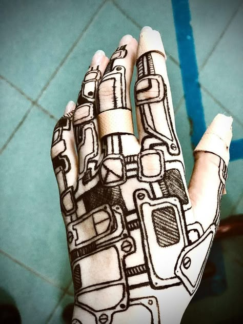 this is a drawing made on a hand, depicting robot parts as if the hand would be one of a robot's Robot Hand Drawing On Hand, Robot Hand Drawing, Hand Tattoos Henna, Things To Draw On Your Arm, Drawing On Hand Ideas, Arm Doodles, Mecha Tattoo, Drawing On Hand, Fake Skin Tattoo