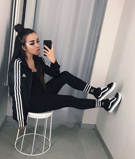 Outfit Ideas With Vans, Bruh Girl Outfits, Sports Wear Outfits, Gym Attire, Biker Outfit, Outfits With Converse, Mirror Shop, Adidas Outfit, Street Fashion Photography