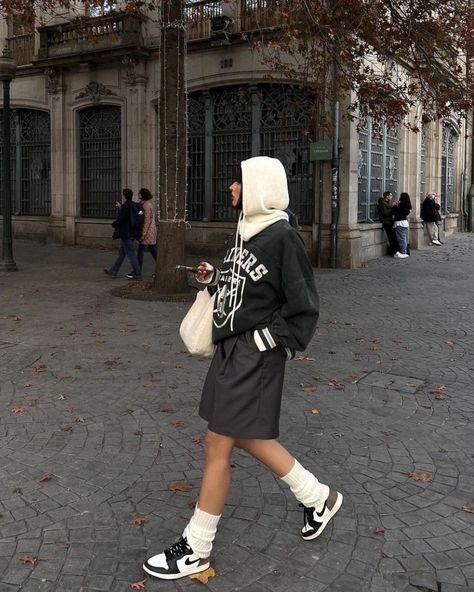 European Street Style Women, Balaclava Street Style, Balaclava Outfit, Mismatched Shoes, Gymnastics Shoes, Style Rut, Fun World, Looks Street Style, Fashion Hacks Clothes