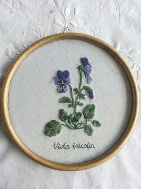 Embroidery. Violet with altered old frame. Botanical Embroidery, Macrame Wall Hanging Diy, Wall Hanging Diy, Violet Flower, Modern Embroidery, Hand Embroidery Patterns, Embroidery Techniques, Crazy Quilts, Macrame Wall