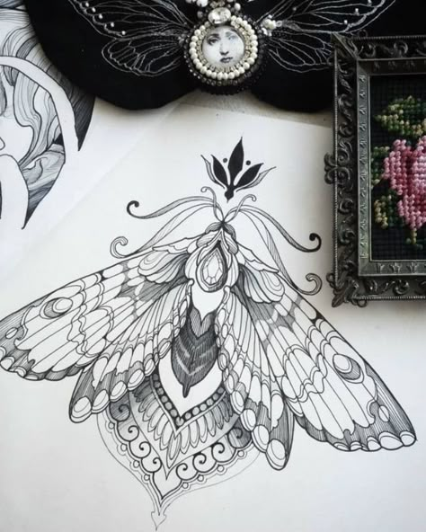 Lunar Moth Tattoo, Henne Tattoo, Moth Tattoo Design, Tattoo Zeichnungen, Tattoos Geometric, Moth Tattoo, Tattoo Henna, Inspiration Tattoo, Sternum Tattoo