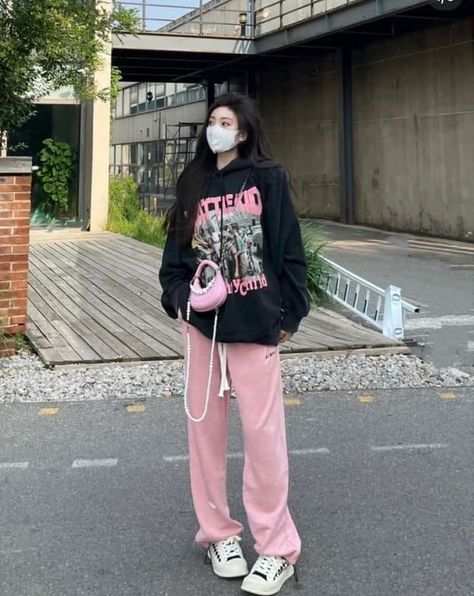 Outfit Celana Pink, Boyish Outfits, The Barbie Movie, Outfit Korean Style, Oufits Casual, Clothes Korean Style, Pink Sweatpants, Barbie Movie, Korean Fashion Dress