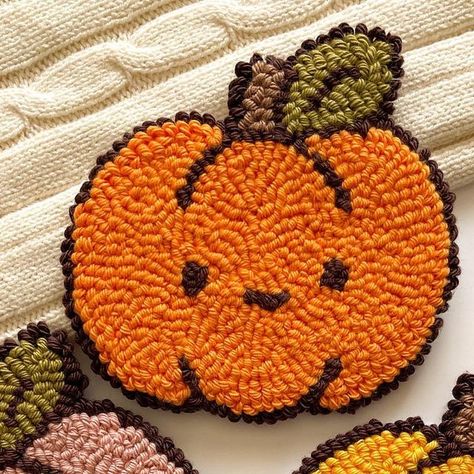 Tiny Yume on Instagram: "My pumpkin mug rugs are now available 🎃🧡 Only 2 of each designs in stock but I will make more if needed. Hope you love them! #pumpkin #punchneedle #punchneedleart #embroidery #embroideryart #autumn #cottagecore #mugrug" Pumpkin Punch Needle Patterns, Punch Needle Fall Patterns, Halloween Needle Punch, Pumpkin Mug Rug, Pumpkin Punch Needle, Mug Rug Ideas, Autumn Punch Needle, Punch Needle Blanket, Fall Punch Needle