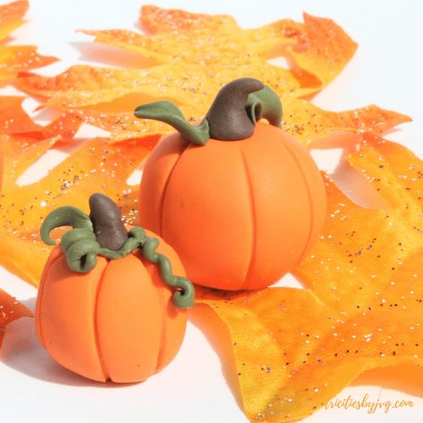 Clay Pumpkins Diy, Clay Ideas Halloween, Fall Clay Ideas, Trinket Trading, Pumpkin Patch Diy, 70's Outfit, Clay Pumpkins, Pumpkin Pottery, Silly Earrings