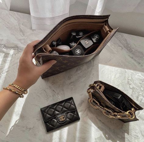 Coco Chanel Bags, Louis Vuitton Makeup Bag, Luxury Body Lotion, Louis Vuitton Toiletry Pouch, Cerave Moisturizer, Inside My Bag, Favorite Makeup, Makeup Product, Favorite Makeup Products