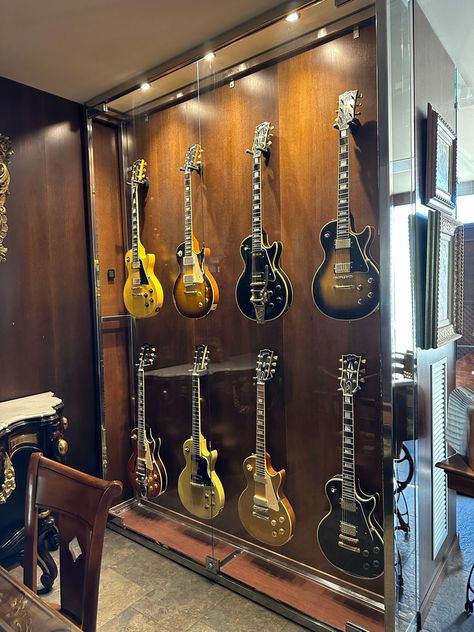 Guitar Collection Room, Guitar Wall Stand, Guitar Display Wall, Guitar Case Storage, Small Attic Room, Guitar Display Case, Music Room Wall, Japan Living, Music Room Design