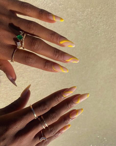 Mariama Diallo, Palm Nails, Colors Nails, Yellow Nails Design, Different Nail Shapes, Skin Hand, Minimalist Nail Art, Almond Acrylic Nails, Ideas Nails