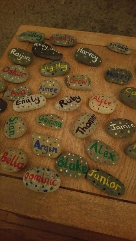 Name stones for self registration.                                                                                                                                                     More Preschool Self Registration, Self Registration Ideas Preschool, Self Registration Eyfs Ideas, Preschool Attendance Chart, Kindergarten Classroom Setup, Self Registration, Reggio Emilia Classroom, Reception Classroom, Preschool Names