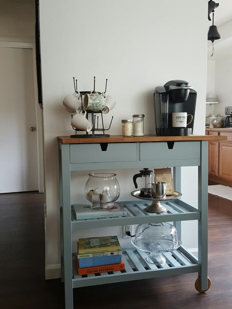 Ikea Forhoja, Small Kitchen Decoration, Display Visual Merchandising, Coffee Stations, Coffee Bar Design, Kitchen Design Diy, Design Café, Home Coffee Stations, Coffee Bars In Kitchen