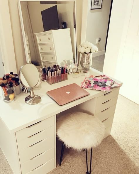 Makeup Desk Ideas, Modern Dressing Table Designs, Dressing Table Design, Makeup Desk, Makeup Room Decor, Vanity Accessories, Desk Ideas, Stockholm Style, Pretty Room