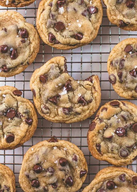 These crispy and chewy chocolate chip cookies have golden edges and soft, tender centers. Top them with a pinch of flaked sea salt. Simple Chocolate Chip Cookie Recipe, Salted Chocolate Chip Cookies, Desserts Pictures, Soft Chocolate Chip Cookies, Easy Chocolate Chip Cookies, Choc Chip Cookies, Cream Photos, Chocolate Chip Cookie Recipe, Tapered Square