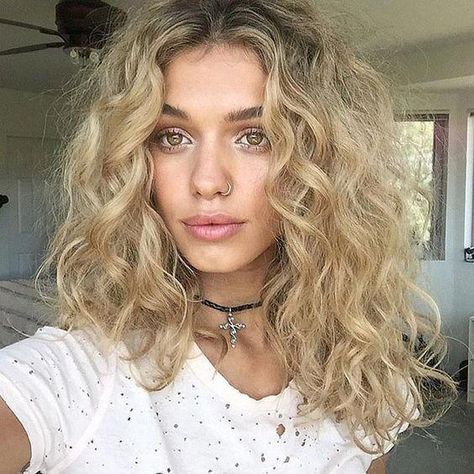 Check out these super stylish haircuts for frizzy hair! #haircutsforcurlyhair Loose Curl Perm, Loose Perm, Perm Curls, Haircuts For Frizzy Hair, Bright Hair Colors, Blonde Curls, Braids Hair, Bright Hair, Bohol